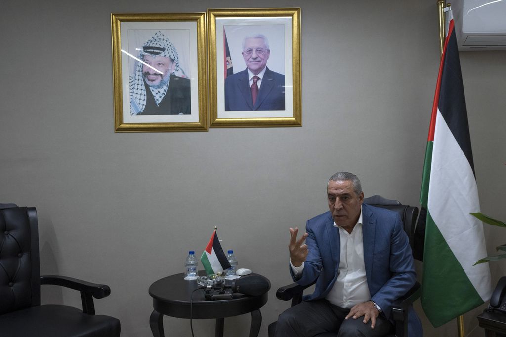 Hussein Al Sheikh, Sekretaris Jenderal Komite Eksekutif Organisasi Pembebasan Palestina berbicara dengan jurnalis AP di kantornya di Ramalllah, Senin (13/6/2022). Al Sheikh digadang-gadang sebagai calon pengganti Presiden Palestina Mahmoud Abbas. 