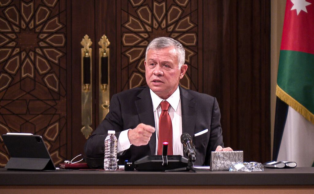 Raja Jordania Abdullah II berbicara dalam pertemuan dengan pimpinan dan anggota komite di parlemen Jordania, di Amman, Jordania, 23 Maret 2021.