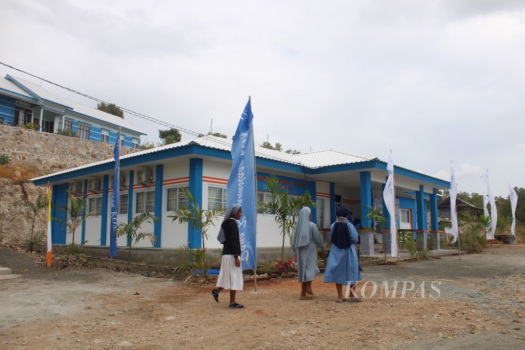 Gedung balai latihan kerja di Desa Pada, Pulau Lembata, Nusa Tenggara Timur pada Jumat (26/7/2024). Dana pembangunan bersumber dari donasi pembaca harian Kompas (Kompas.id) melalui Yayasan Dana Kemanusiaan Kompas. Gedung itu dikelola oleh Susteran SSpS. 