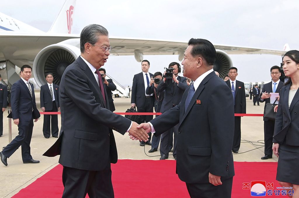 Dalam foto yang diambil pada 12 April 2024, Wakil Ketua Komite Pusat Partai Pekerja Korea Utara Choe Ryong Hae berjabat tangan dengan Ketua Kongres Rakyat Nasional China Zhao Leji di Bandara Internasional Pyongyang, Korea Utara, 11 April 2024. 
