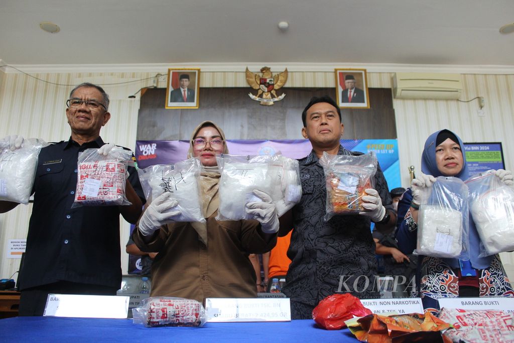 Pelaksana Tugas Kepala Badan Narkotika Nasional Provinsi (BNNP) Kalimantan Tengah Bintari Rahayu (kanan) bersama pejabat BNNP Kalteng dan juga pejabat daerah menunjukkan barang bukti sabu dengan total berat 9,2 kilogram yang disita dari tiga tersangka pada Selasa (1/8/2023).