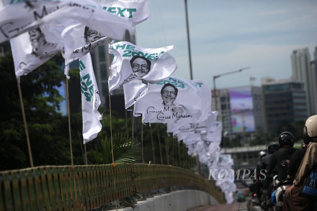 Bendera bergambar Ketua Umum Partai Kebangkitan Bangsa (PKB) Muhaimin Iskandar sebagai Presiden 2024 (The Next 2024) terpasang di jalan lintas atas (<i>flyover</i>) Slipi, Jakarta, Rabu (26/10/2022). 