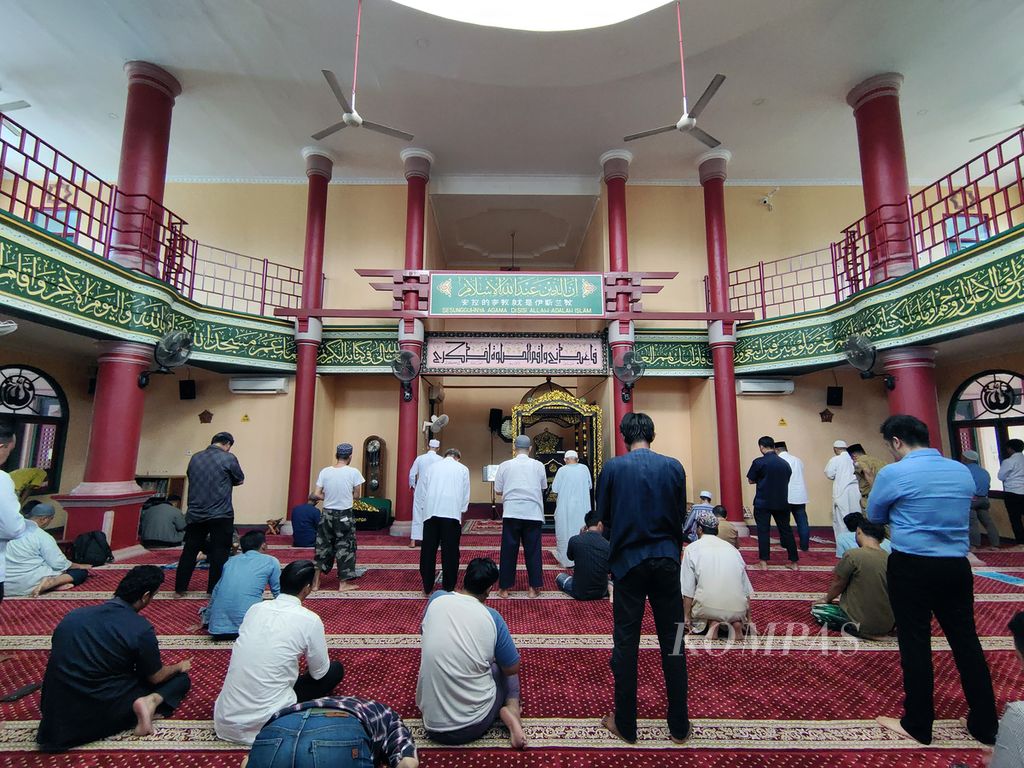 Jemaah khusyuk menjalankan shalat di Masjid Al Islam Muhammad Cheng Ho yang berada di kompleks perumahan di kawasan Jakabaring, 15 Ulu, Kecamatan Seberang Ulu I, Palembang, Sumatera Selatan, Senin (18/3/2024). 