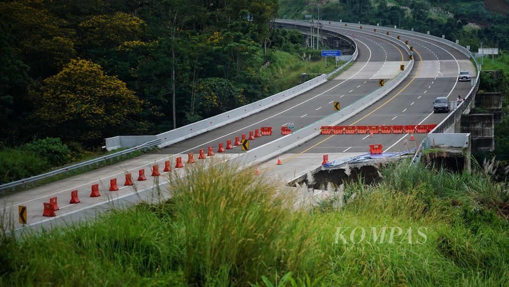 Situasi jalan tol yang longsor di Tol Bogor-Ciawi-Sukabumi (Bocimi) Km 64 di Desa Purwasari, Cicurug, Kabupaten Sukabumi, Jawa Barat, Kamis (4/4/2024). Longsor terjadi pada Rabu (3/4/2024) sekitar pukul 20.00.
