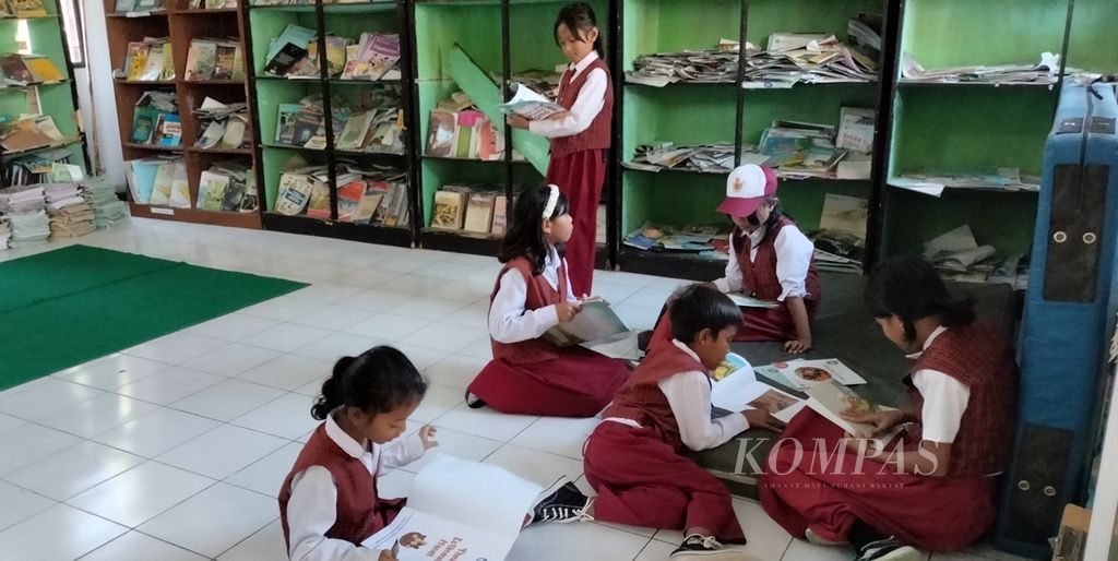 A number of students at SDN 4 Tanjung, North Lombok Regency, West Nusa Tenggara, on Tuesday (16/5/2023), used their break time to read books in the school library. Schools in North Lombok are starting to rise up to improve the quality of education that was previously affected by earthquakes and Covid-19.