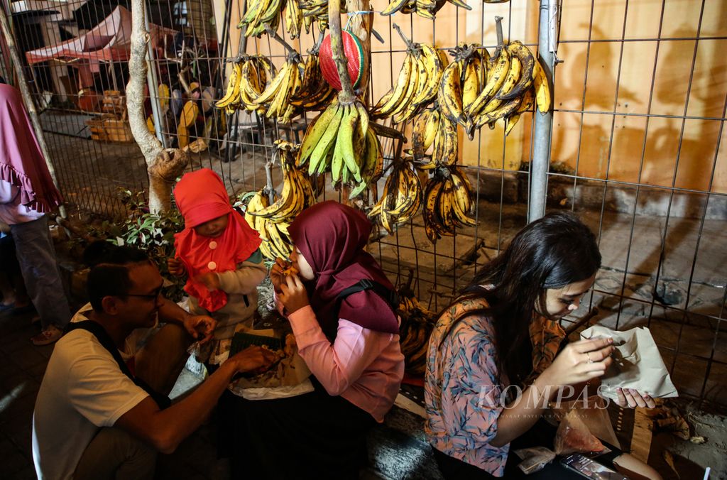 Pengunjung menikmati aneka jajanan yang dibeli di Pasar Kangen 2023 di Taman Budaya Yogyakarta, Kota Yogyakarta, Rabu (2/8/2023) malam. 