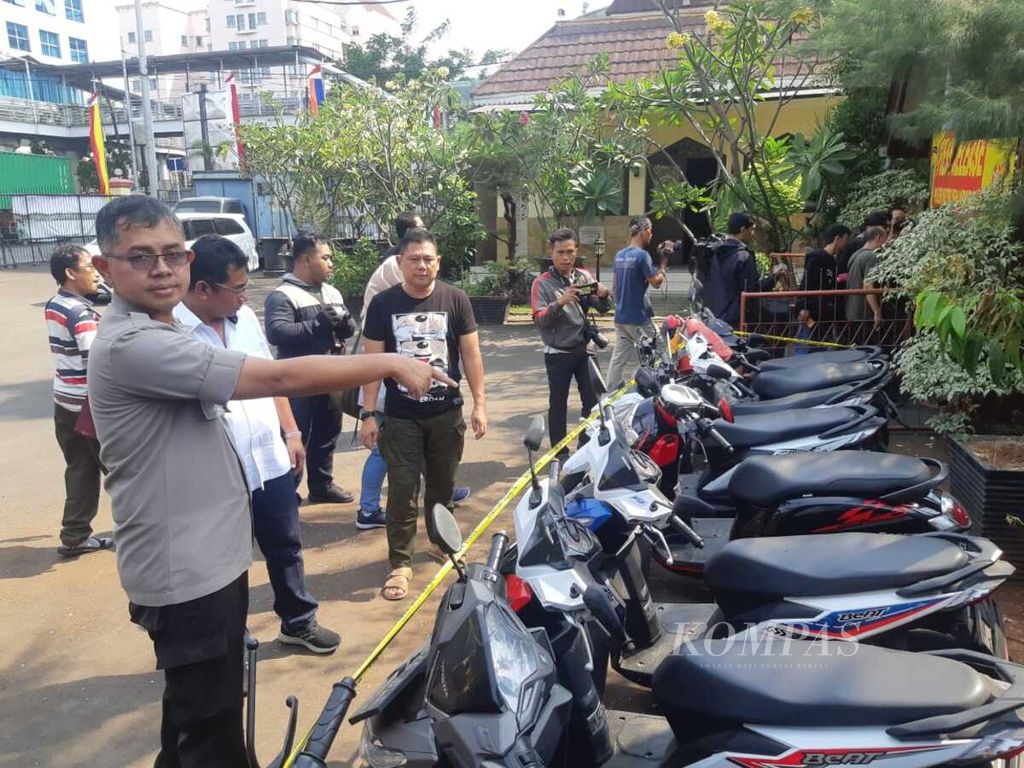 Kepala Kepolisian Sektor Metro Penjaringan AKBP Rachmat Sumekar menunjukkan barang bukti pencurian motor di Polsek Penjaringan, Jakarta Utara, Rabu (3/7/2019).