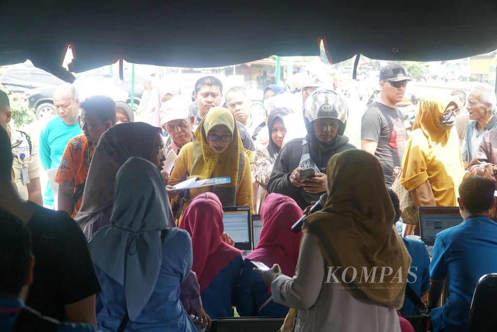 Keluarga pasien mengantre di posko darurat untuk mendapatkan informasi layanan kesehatan lebih lanjut seusai insiden ledakan di Rumah Sakit Semen Padang, Kota Padang, Sumatera Barat, Rabu (31/1/2024). 