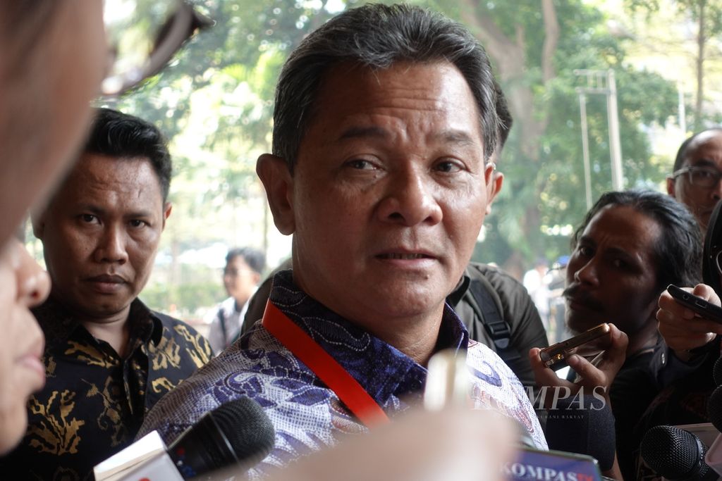 Ketua DKPP Heddy Lugito menjawab pertanyaan awak media seusai acara pembukaan Rapat Koordinasi Nasional Penyelenggara Pemilu di Jakarta, Rabu (8/11/2023).