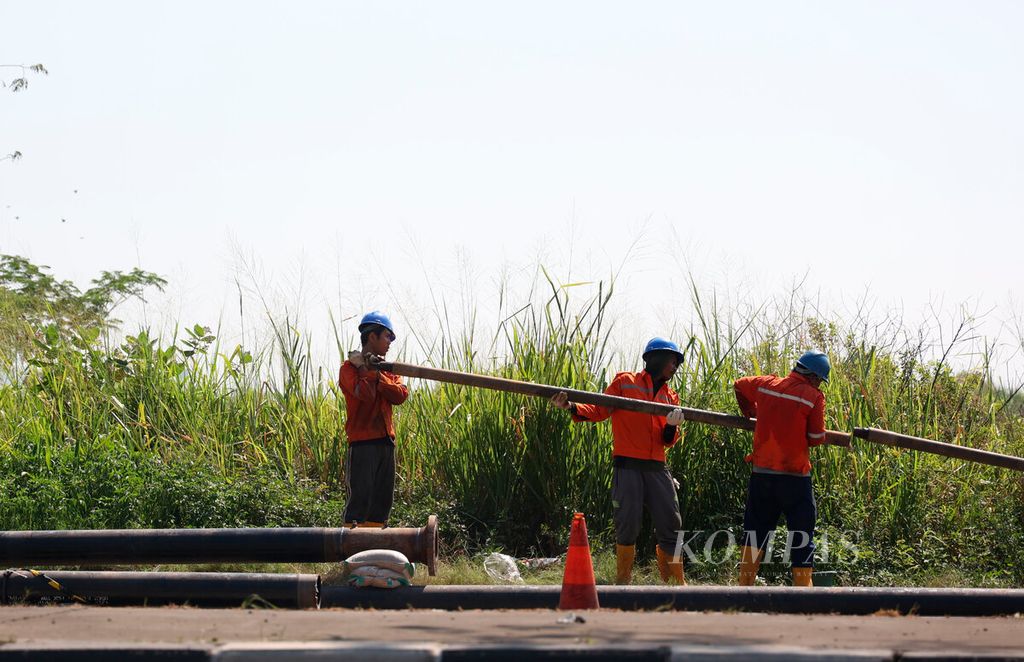 Pekerja menyiapkan perlengkapan untuk membuat jaringan pipa gas bumi yang ditanam dalam tanah sepanjang jalur pantura di Kecamatan Kaliwungu, Kabupaten Kendal, Jawa Tengah, Senin (22/5/2023). 
