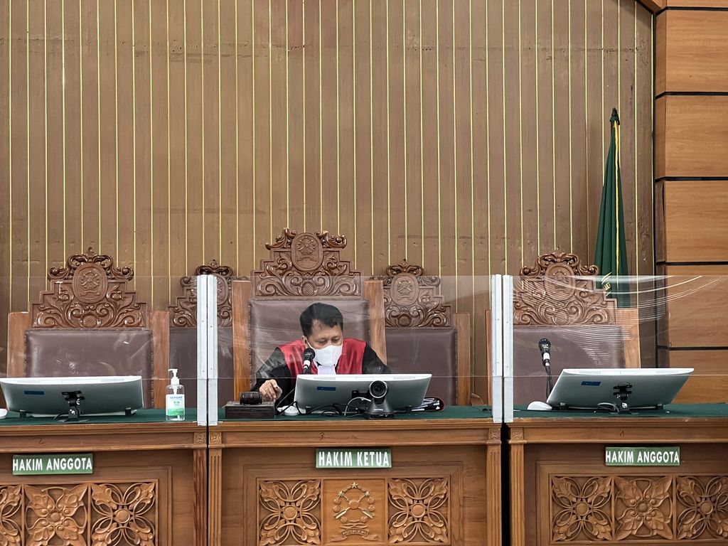 Hakim tunggal Hendra Utama Sutardodo saat membacakan putusan sidang praperadilan Lukas Enembe di Pengadilan Negeri Jakarta Selatan, Rabu (3/5/2023).