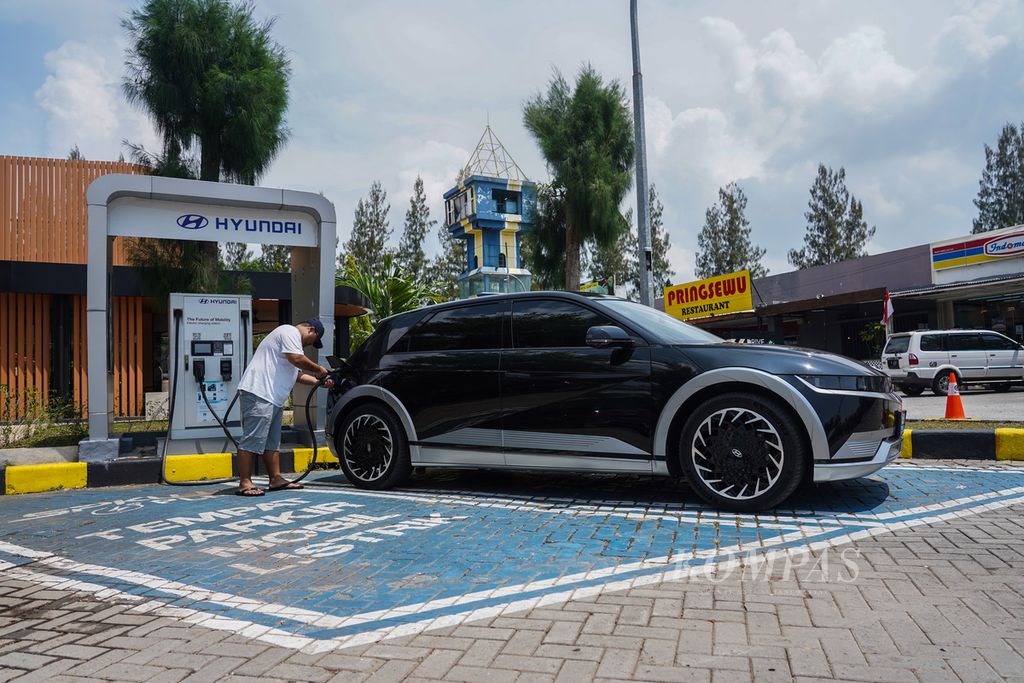Public electric vehicle charging stations (SPKLU) at the Palikanci Toll Road Rest Area KM 207 A, Cirebon, West Java, Tuesday (6/9/2022).