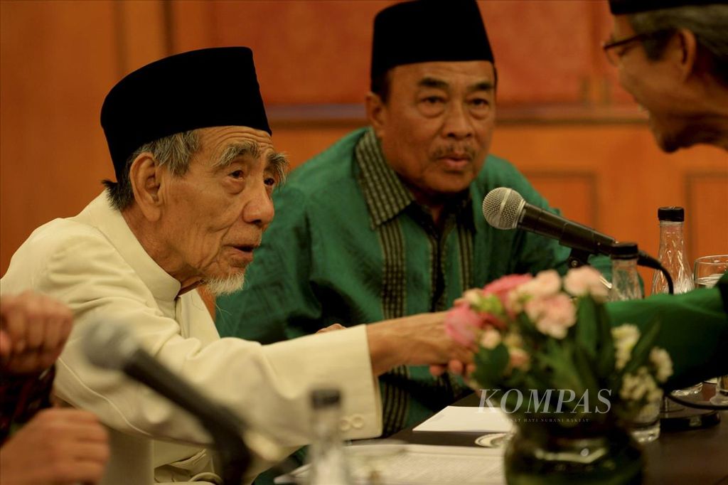 Ketua Majelis Syariah Partai Persatuan Pembangunan (PPP) KH Maimoen Zubair, didampingi tokoh senior PPP Zarkasih Nur, menghadiri rapat PPP di Hotel Sultan Jakarta, Selasa (21/10/2014). 