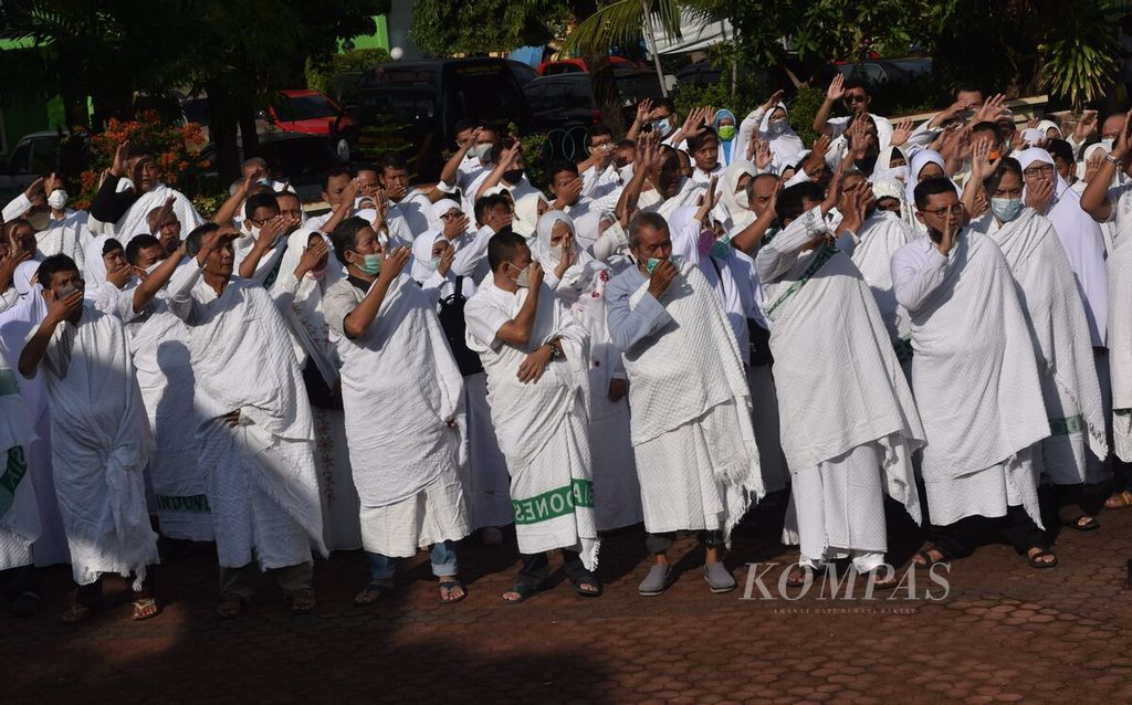 Calon jemaah haji melakukan tawaf saat manasik haji di Asrama Haji Embarkasi Surabaya, Kota Surabaya, Jawa Timur, Minggu (22/5/2022). Ibadah haji kembali dapat dilakukan setelah dua tahun ditiadakan akibat pandemi. 