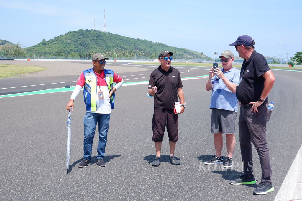 <i>Circuit inspector </i>dari Federasi Balap Mobil Internasional (FIA) yang juga <i>race director</i> Formula E, Scot E Elkins (kedua dari kanan), didampingi perwakilan dari Roadgrip Motosport Indonesia (RMI) dan Mandalika Grand Prix Association (MGPA), berjalan kaki mengelilingi Sirkuit Internasional Jalan Raya Pertamina Mandalika, Kuta, Pujut, Lombok Tengah, Nusa Tenggara Barat, Kamis (24/3/2022). Kegiatan itu dilakukan dalam rangka proses mendapatkan homologasi untuk balap roda empat, termasuk balap GT World Challenge Asia pada Oktober 2022. Sirkuit Mandalika akan menjadi tuan rumah berbagai ajang selain balap motor MotoGP dan World Superbike.