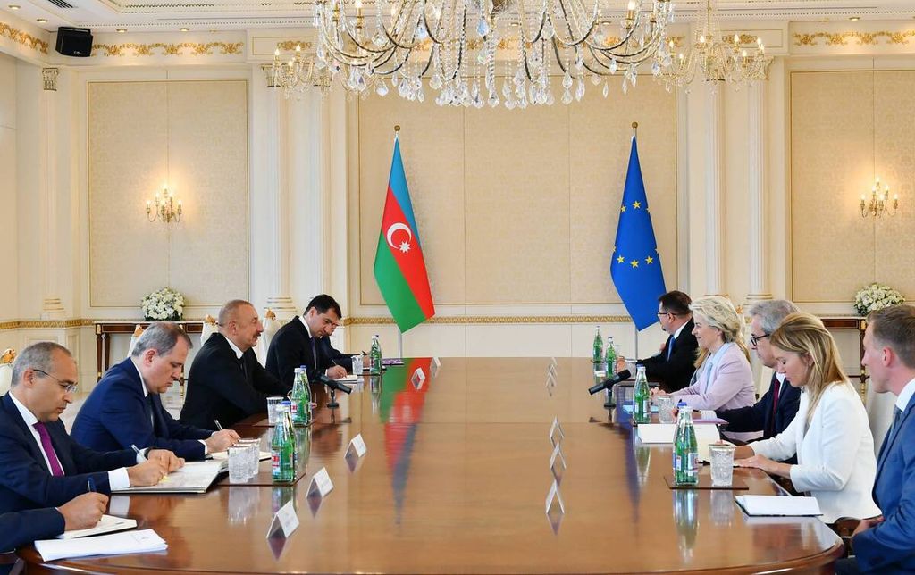 Presiden Komisi Eropa Ursula von der Leyen (empat dari kanan) melakukan pembicaraan dengan Presiden Azerbaijan Ilham Aliyev (tiga dari kiri) untuk membicarakan peningkatan pasokan gas dari negara itu ke Eropa, di Baku, Azerbaijan, Senin (18/7/2022). 
