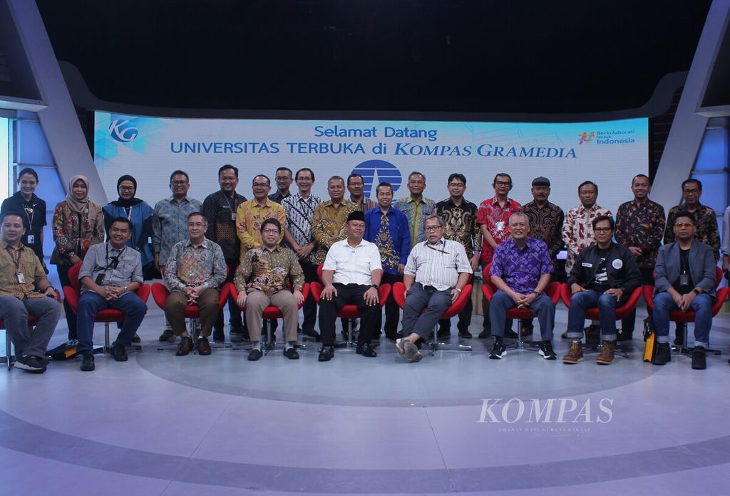 Suasana kunjungan Rektor Universitas Terbuka Prof Ojat Darojat (duduk tengah) beserta rombongan ke Menara Kompas, Jakarta, Rabu (28/9/2022). 
