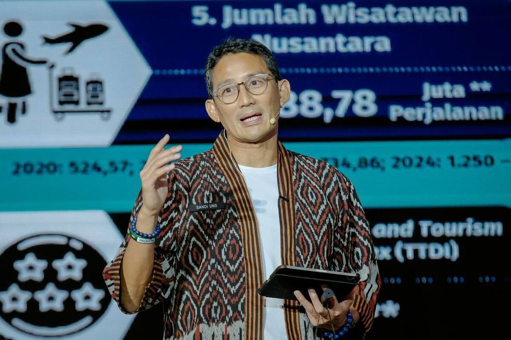 Menteri Pariwisata dan Ekonomi Kreatif Sandiaga Uno saat menjelaskan pencapaian kementeriannya dalam jumpa pers akhir tahun di Jakarta, Jumat (23/12/2023).