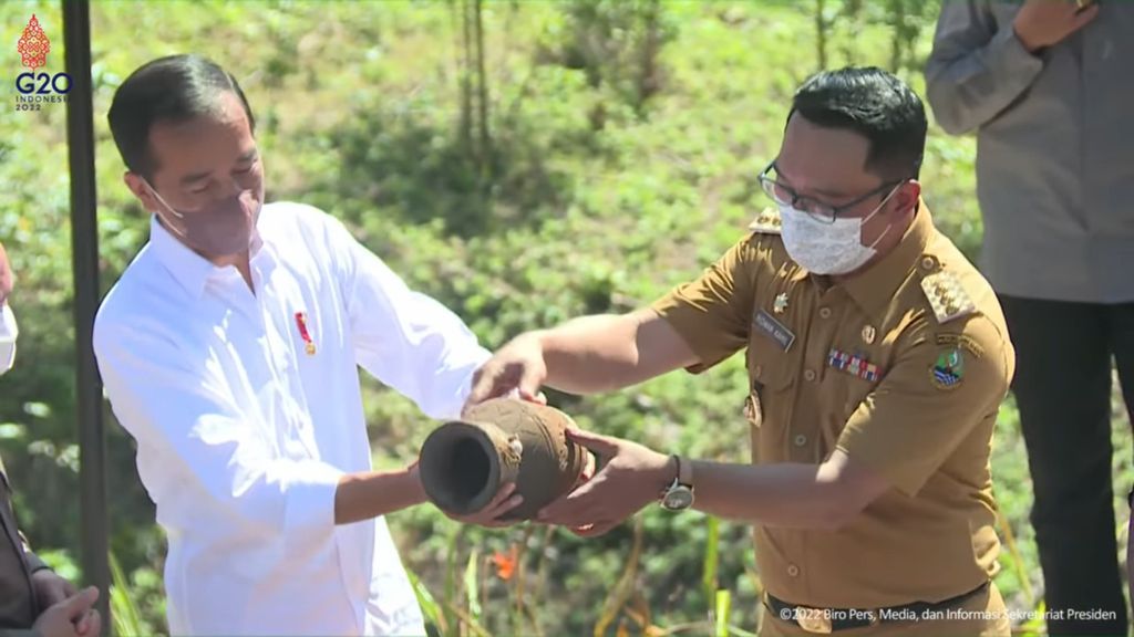 Presiden Joko Widodo (kiri) bersama Gubernur Jawa Barat Ridwan Kamil menuangkan tanah dan air ke dalam kendi secara simbolis untuk pembangunan Ibu Kota Negara Nusantara di Kabupaten Penajam Paser Utara, Kalimantan Timur. Air dan tanah tersebut berasal dari 27 kabupaten/kota di Jabar.