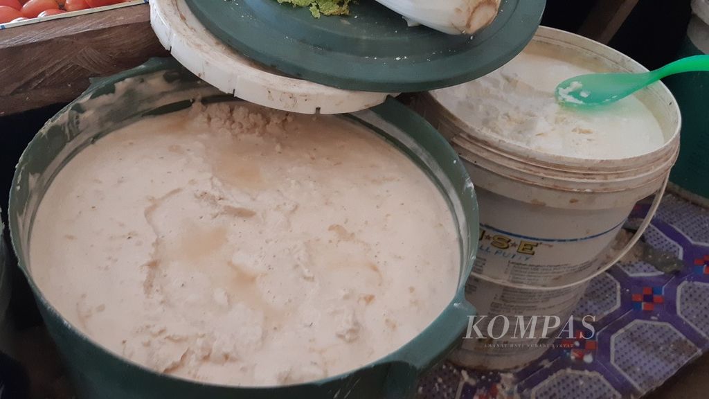 Bahan baku papeda dari sagu dan ubi kayu yang dijajakan di Pasar Gotalamo, Daruba, Kabupaten Pulau Morotai, Maluku Utara, akhir Juli 2022.
