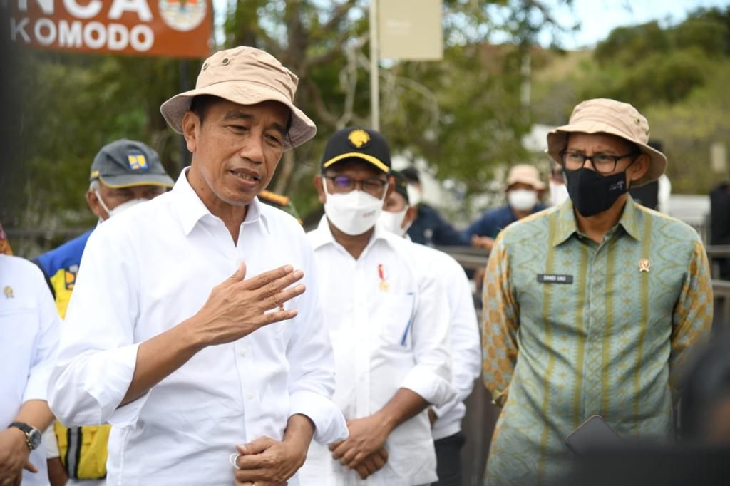 Presiden Joko Widodo menyampaikan keterangan di Pulau Rinca, Taman Nasional Komodo, Kabupaten Manggarai Barat, NTT, Kamis (21/7/2022).