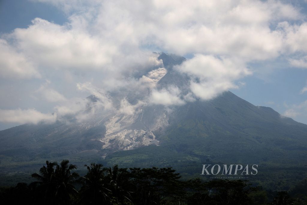 Erupsi Gunung Merapi terlihat dari Desa Kaliurang, Srumbung, Magelang, Jawa Tengah, Minggu (12/3/2023). 