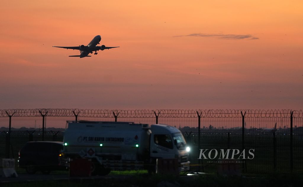 Pesawat lepas landas meninggalkan Bandar Udara Internasional Soekarno-Hatta, Tangerang, Banten, Minggu (7/7/2024). Survei Asosiasi Pengguna Jasa Penerbangan Indonesia (Apjapi) menunjukkan, mayoritas responden, yang merupakan konsumen industri aviasi, memilih maskapai berdasarkan harga tiket. Artinya, konsumen menggunakan jasa penerbangan berdasarkan prioritas harga tiket yang diberikan. Semakin murah tiketnya, semakin banyak orang yang terbang menggunakan maskapai tersebut. KOMPAS/AGUS SUSANTO (AGS) 