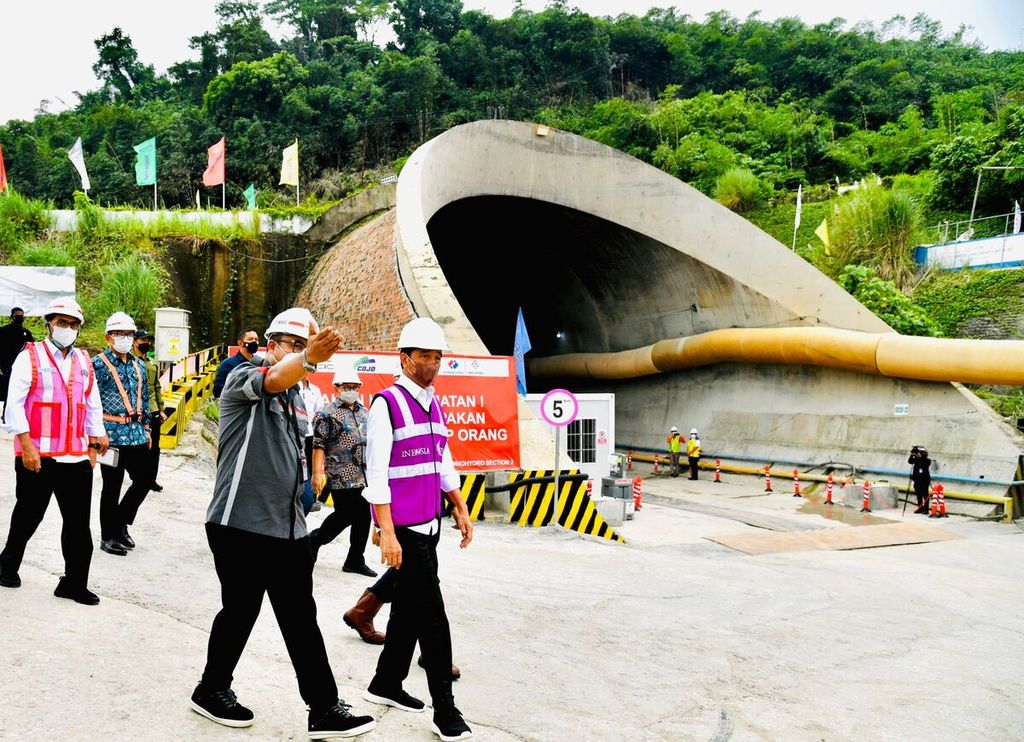 Presiden Joko Widodo meninjau terowongan 2 proyek pembangunan kereta cepat Jakarta-Bandung, Senin (17/1/2022). Terowongan ini terletak di Desa Bunder, Kecamatan Jatiluhur, Kabupaten Purwakarta.