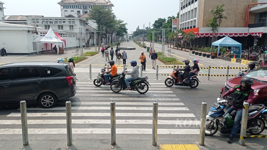 Jalur pedestrian hasil revitalisasi Kota Tua, Kecamatan Taman Sari, Jakarta Barat, Senin (29/8/2022). Jalur pedestrian membentang dari muka Stasiun Jakarta Kota hingga sekeliling Kota Tua.