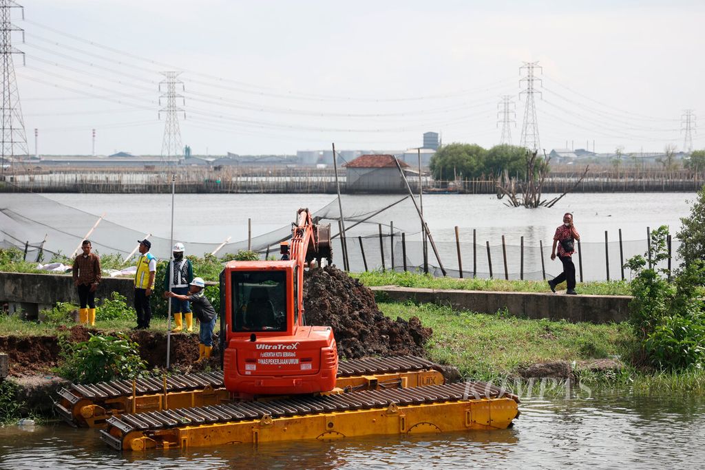 Pekerja memberbaiki area stasiun pompa untuk mengurangi dampak genangan banjir di kawasan utara Kota Semarang, Jawa Tengah, Senin (2/1/2023).