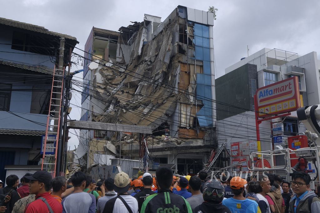 Bangunan empat lantai di Jalan Brigjen Katamso, Kota Bambu Selatan, Palmerah, Jakarta Barat,  ambruk.