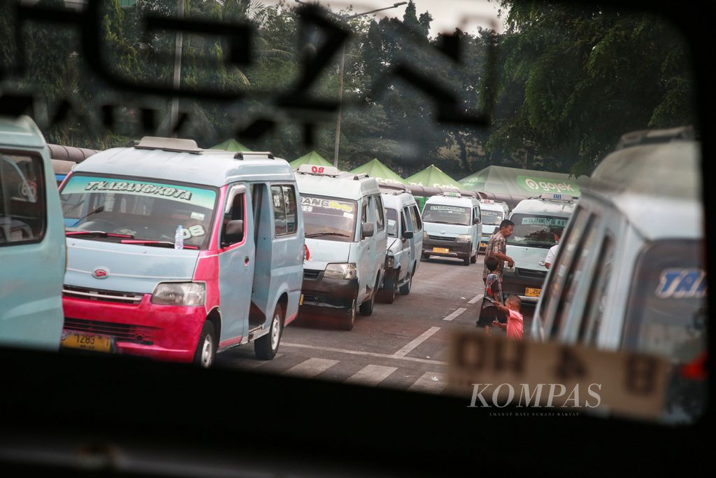 Deretan mikrolet yang menunggu giliran mengisi penumpang di dekat Stasiun Tanah Abang, Jakarta Pusat, Senin (5/9/2022). Sektor transportasi merupakan salah satu sektor yang paling terrdampak kenaikan harga bahan bakar minyak (BBM).