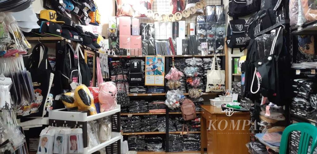 Toko Fantastic Kpop menjual barang (merchandise) K-pop di Jakarta Selatan pada Februari 2019.