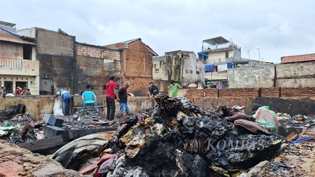 Warga mengais puing-puing kebakaran Pasar Budhi Dharma di Kelurahan Kota Bambu Utara, Kecamatan Palmerah, Jakarta Barat, Minggu (17/3/2024).