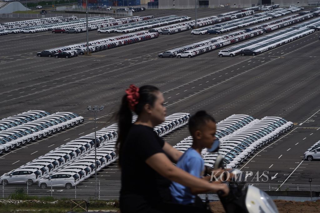Warga melintasi pabrik manufaktur Hyundai di kawasan industri GICC di Kecamatan Bojongmangu, Kabupaten Bekasi, Jawa Barat, Kamis (7/3/2024). 
