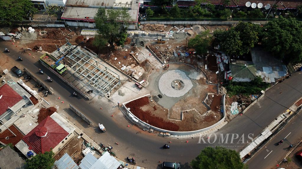 Foto aerial pengerjaan proyek penataan kawasan Stasiun Manggarai, Jakarta Selatan, Jumat (30/7/2021). 