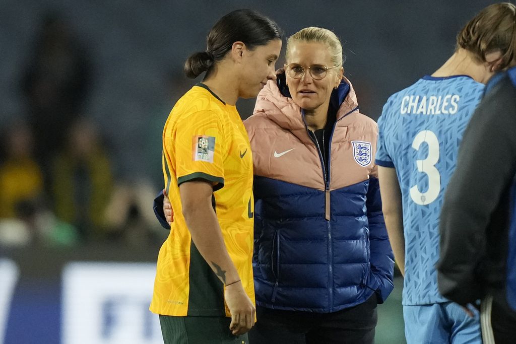 Pelatih tim putri Inggris, Sarina Wiegman (kanan), menghibur kapten Australia, Sam Kerr, setelah Inggris mengalahkan Australia, 3-1, pada laga semifinal Piala Dunia Putri 2023 di Stadion Australia, Sydney, Australia, Rabu (16/8/2023).