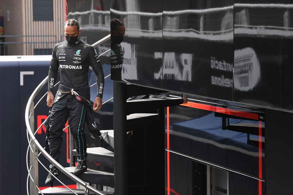Pebalap Mercedes, Lewis Hamilton, turun menuju  lintasan untuk menjalani hari ketiga tes pramusim Formula Satu di Sirkuit Barcelona-Catalunya, Montmelo, Barcelona, 25 Februari 2022.