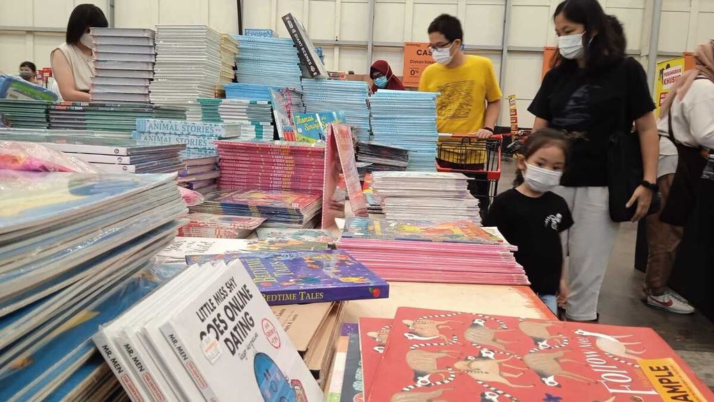 Seorang ibu dan anak memilih dan melihat buku pada Senin (28/11/2022) dalam bazar buku internasional Big Bad Wolf Books di Indonesia Convention Exhibition Bumi Serpong Damai atau ICE BSD City, Tangerang, Banten.