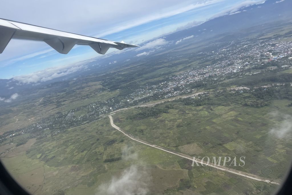 Foto dari udara kawasan yang akan menjadi lokasi pembangunan kantor pemerintahan Provinsi Papua Pegunungan di Kabupaten Jayawijaya, Jumat (10/11/2023).