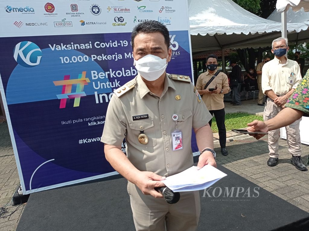 Wakil Gubernur DKI Jakarta Ahmad Riza Patria seusai meninjau sentra vaksinasi Covid-19 Kompas Gramedia di Bentara Budaya Jakarta, Selasa (6/7/2021).