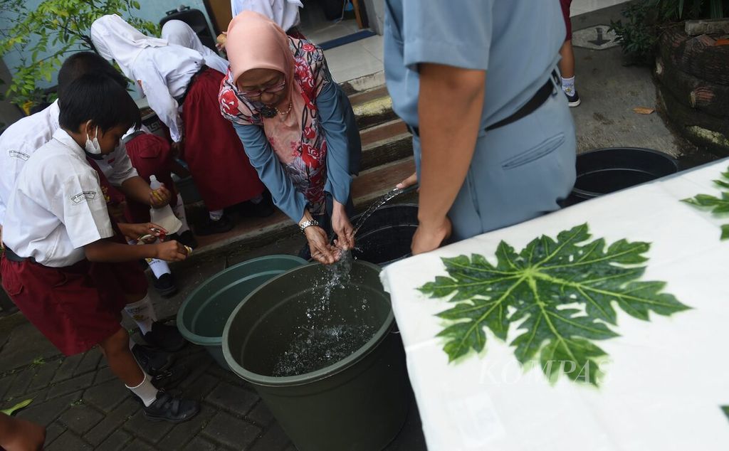 Siswa dan guru menyiapkan cairan cuka saat membuat <i>ecoprint</i> di SD Negeri Jemur Wonosari I, Kota Surabaya, Jawa Timur, Selasa (20/12/2022). 
