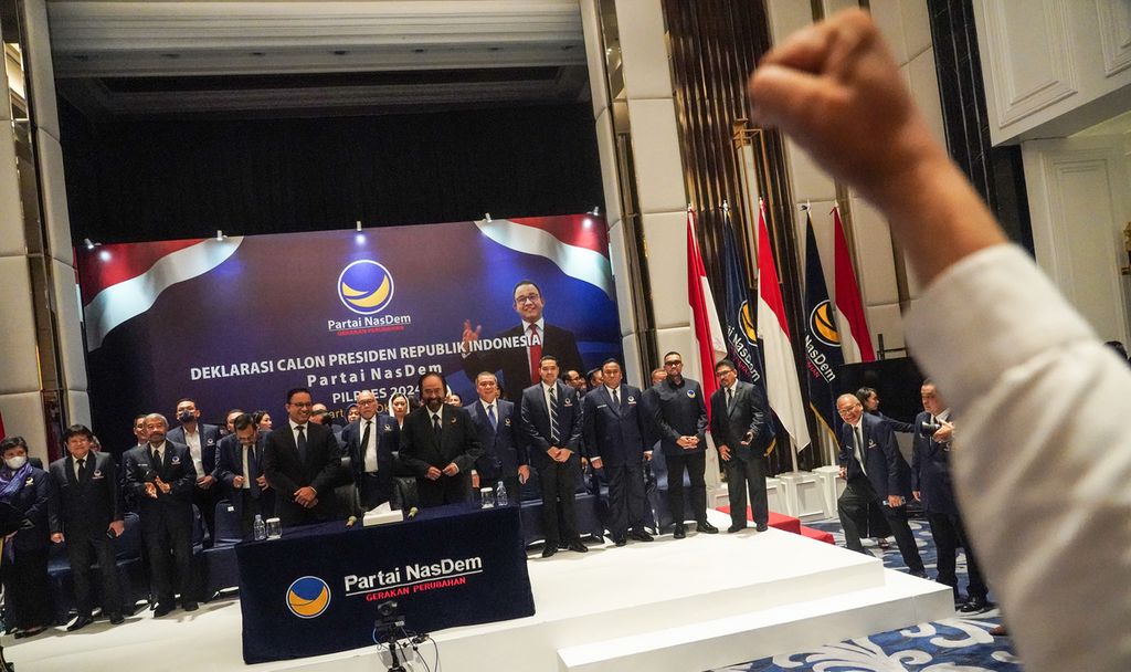 Ketua Umum Partai Nasdem Surya Paloh (kanan depan) dan Gubernur DKI Jakarta Anies Baswedan (kiri depan) saat acara Pengumuman Calon Presiden Pemilu 2024 yang diusung Partai Nasdem di Nasdem Tower, Jakarta, Senin (3/10/2022). Nasdem resmi mengusung Anies Baswedan sebagai bakal capres.