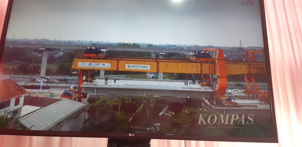Tangkapan layar proses pemasangan gelagar balok terakhir dari Casting Yard 1 untuk jalur kereta cepat Jakarta Bandung di Bekasi, Jawa Barat.