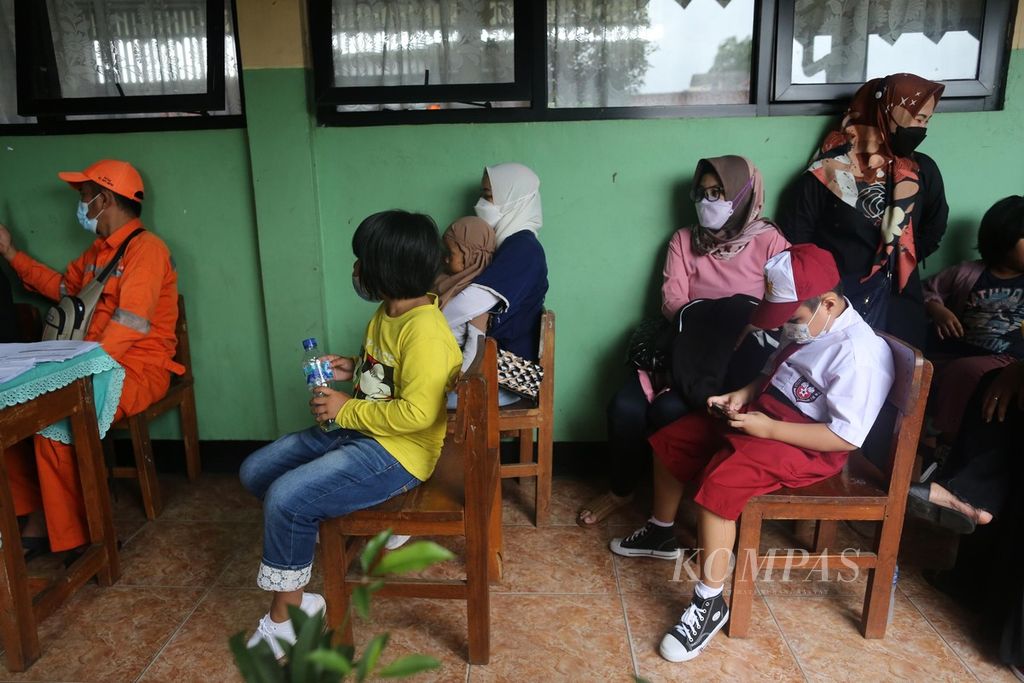 Suasana vaksinasi Covid-19 anak usia 6-11 tahun dosis kedua di SD Negeri 11 Batu Ampar, Kramat Jati, Jakarta Timur, jumat (14/1/2022). Percepatan vaksin untuk anak-anak tersebut dilakukan demi suksesnya pembelajaran tatap muka.