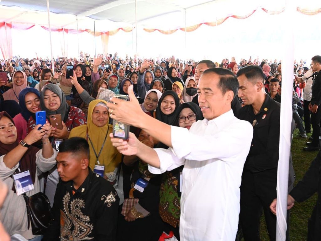 Presiden Joko Widodo bersilaturahmi dengan para peserta program membina ekonomi keluarga sejahtera (Mekaar) binaan Permodalan Nasional Madani (PNM) pada Senin (29/1/2024),  di Stadion Gemilang, Kabupaten Magelang, Provinsi Jawa Tengah. 