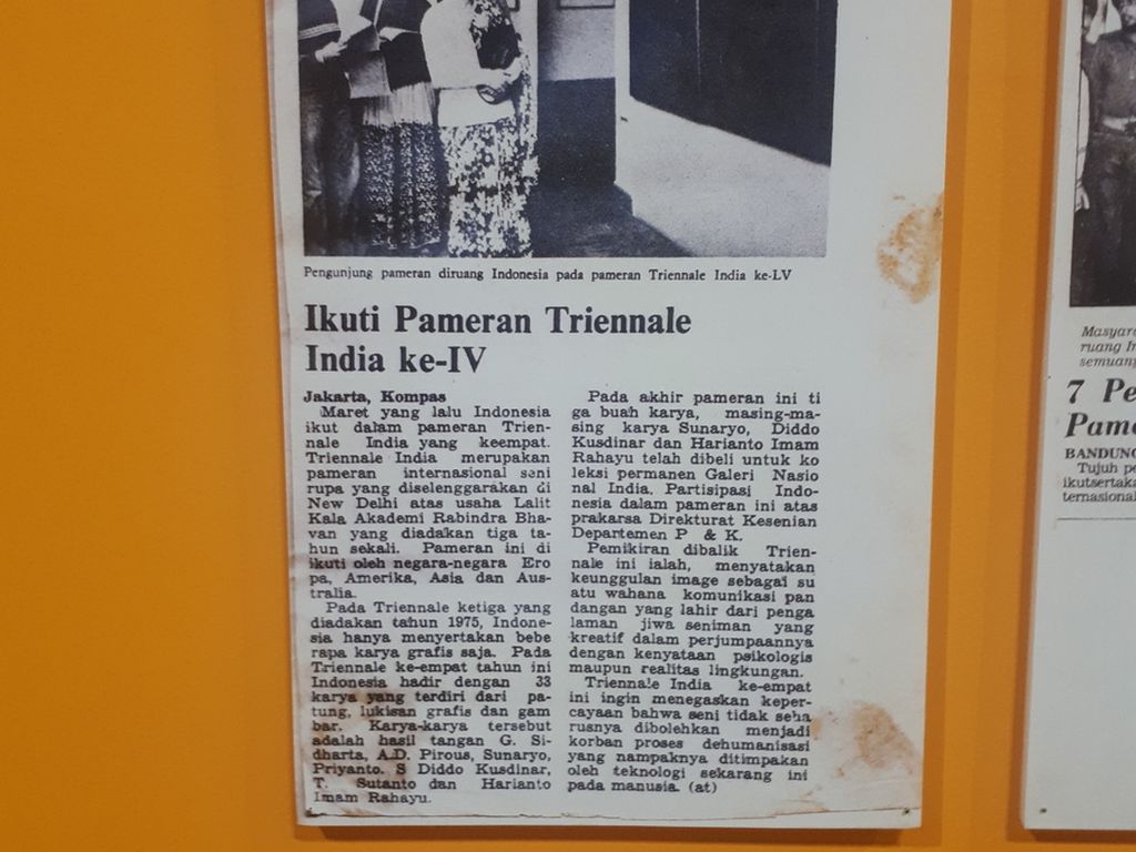 Arsip Kompas dalam pameran "Daya Gaya Decentia" di galeri Salihara, Jakarta Selatan, Minggu (15/5/2023).