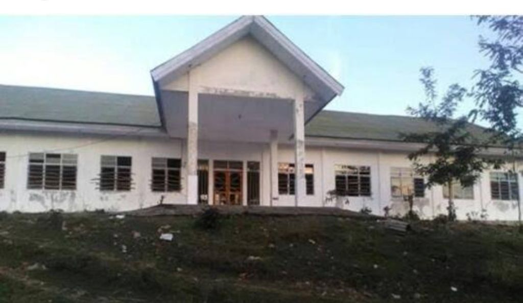 Pendopo pintu masuk bangunan rumah sakit Modern di Kefamenanu, Timor Tengah Selatan, yang mangkrak sejak 2008.