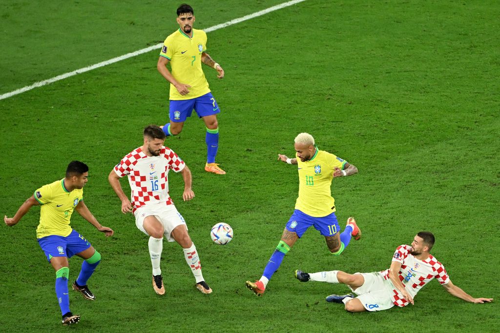 Penyerang Brasil Neymar bertarung memperebutkan bola dengan penyerang Kroasia Bruno Petkovic dalam pertandingan sepak bola perempat final Piala Dunia Qatar 2022 antara Kroasia dan Brasil di Stadion Education City di Al-Rayyan, sebelah barat Doha, Qatar, Jumat (9/12/2022).
