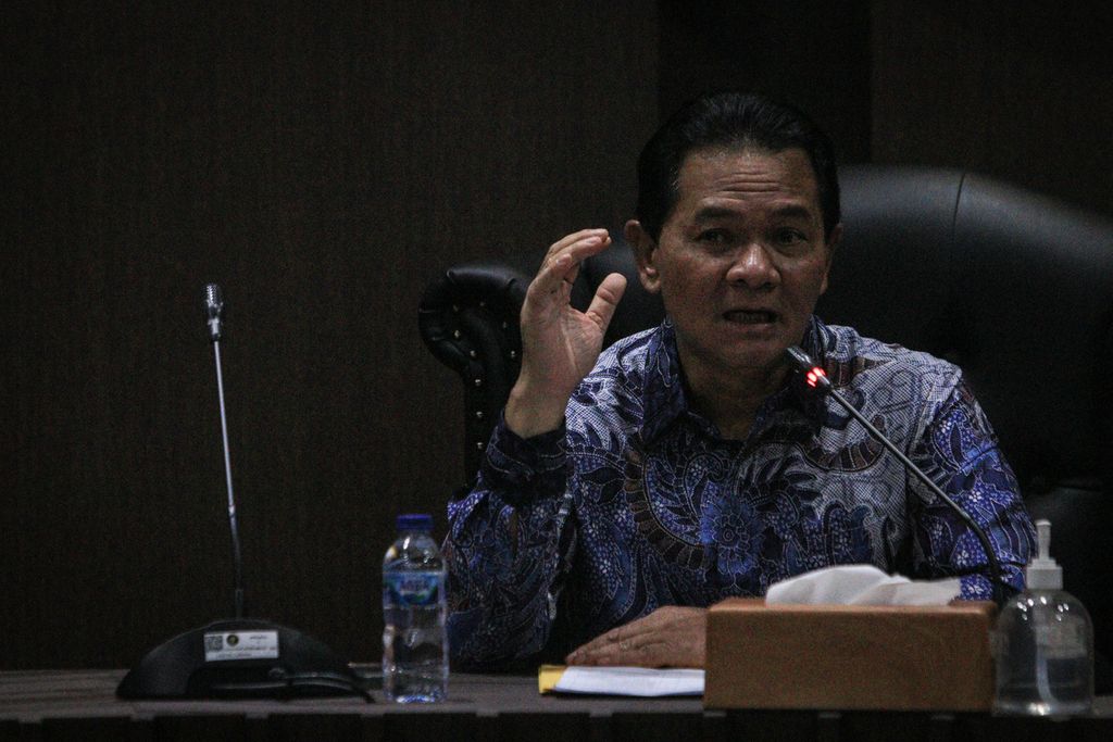 Ketua Dewan Kehormatan Penyelenggara Pemilu (DKPP) RI Heddy Lugito berbicara dalam acara konferensi pers di Gedung DKPP RI, Jakarta, Kamis (24/11/2022).